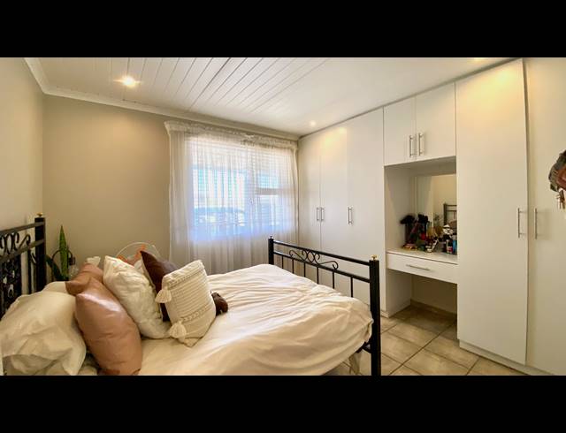 4 BEDROOM HOUSE FOR SALE IN VELDDRIF